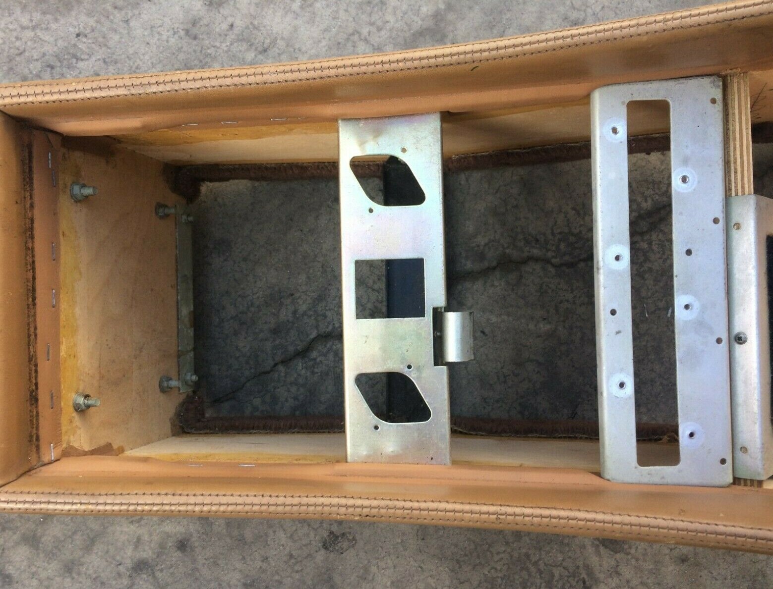88 BENTLEY  FRONT CENTER CONSOLE at front ON beige GOOD CONDITION UB72679 