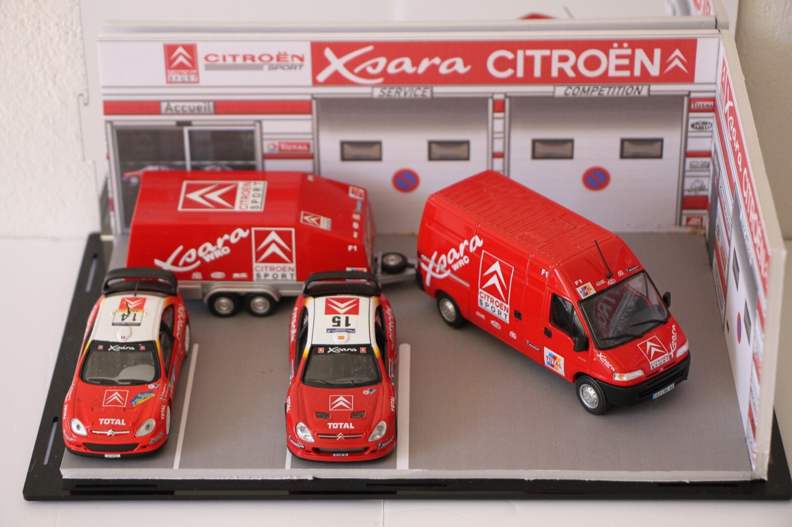 Diorama 1/43 Citroën Xsara WRC boîte vitrine 30x20x20 décor garage miniature rallye