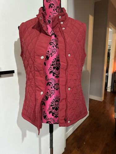 RM Williams 8 Puffer Vest Quilted Burgundy High Neck Pockets Zip & Buttons EUC - Picture 4 of 14