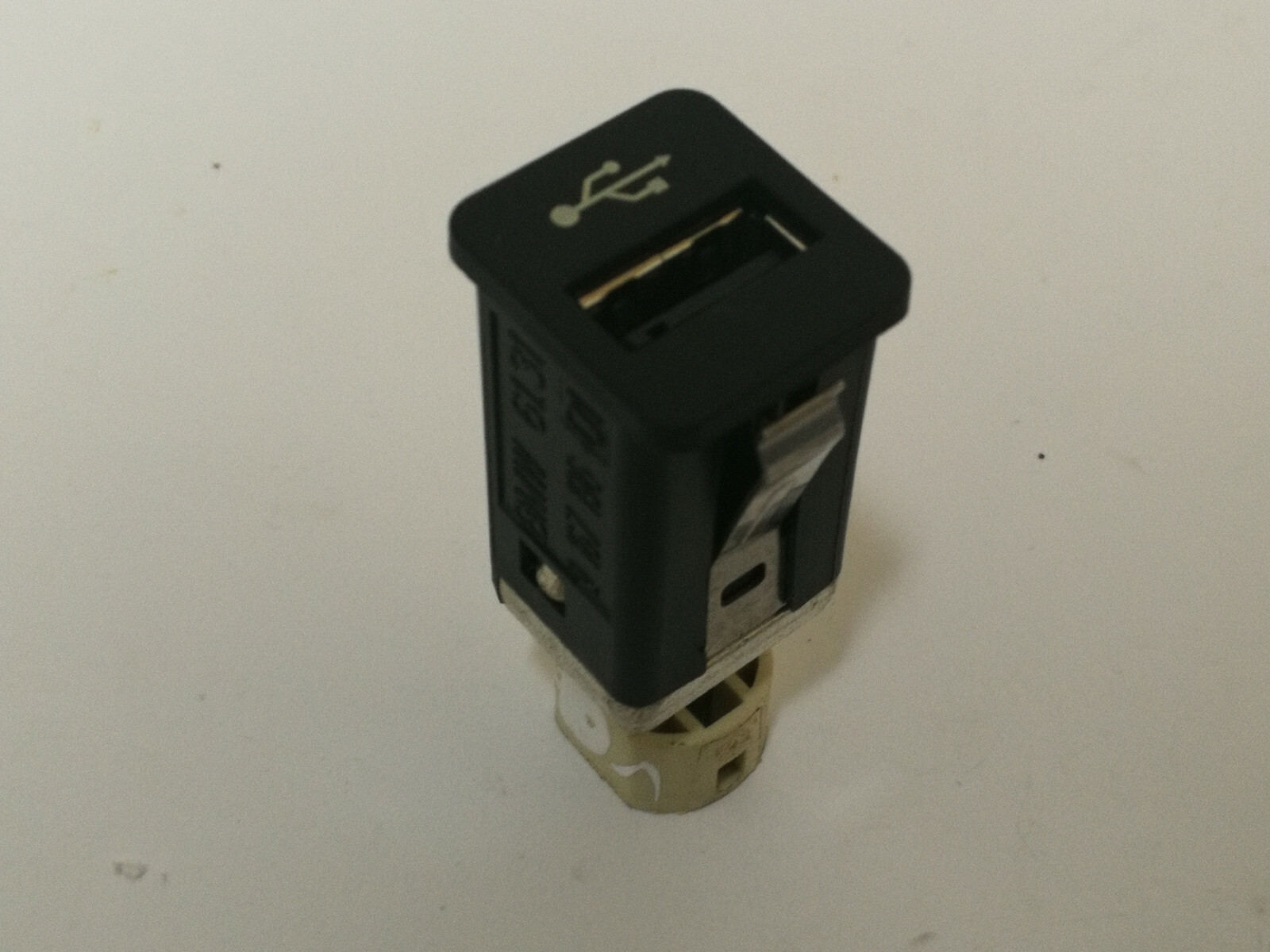 BMW E81 E87 E90 E92 E60 E61 F10 F11 F01 F02 USB Socket Port Plug Unit ...