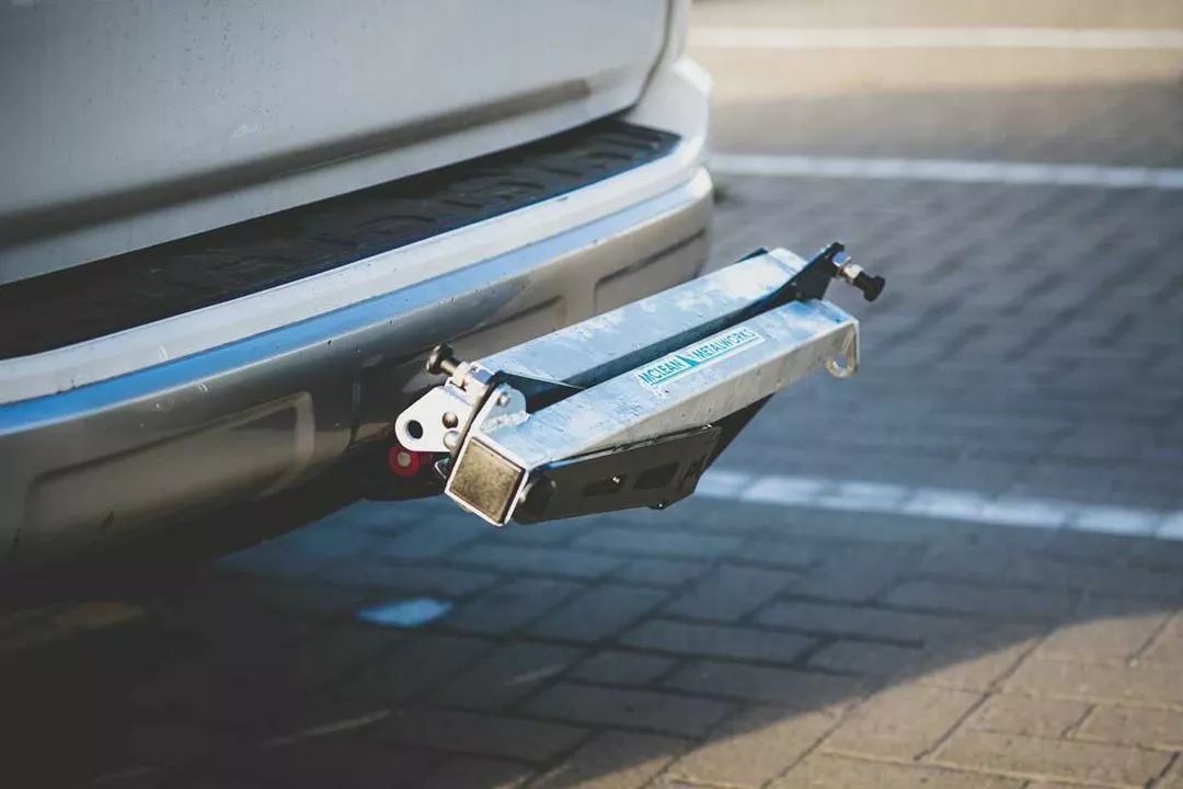 Trailer top hitch stand
