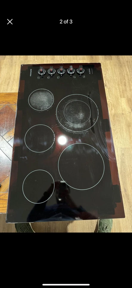 "Estufa eléctrica Frigidaire FFEC3625UBB 36""" Foto 2 de 3