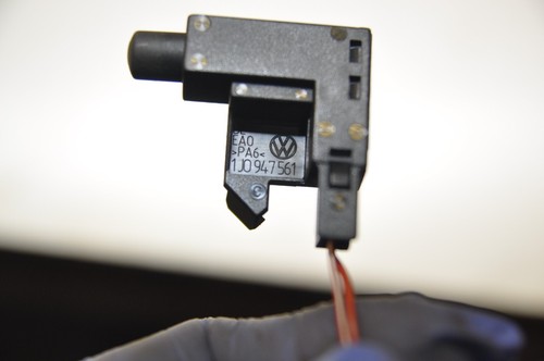 VOLKSWAGEN JETTA GOLF SHIROCCO GLOVE BOX LIGHT LAMP CONTROL SWITCH 1J0947561 - Picture 2 of 2