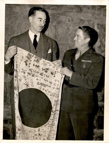 LG97 1943 Orig Myer Ostroff Foto US MARINE WAR TROPHY JAPANISCHE FLAGGE GUADALCANAL