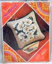 Vtg 1973 Columbia Minerva Needlepoint Pillow Kit WHITE FLORAL DAISIES 10X10