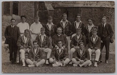 Unbekanntes Cricket Team ATC 1920-21 Wappen mit Vogel auf Ball RP Postkarte