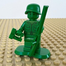 LEGO Toy Story: Green Army Man, BINOCULARS, RIFLE, BASE toy001, 7595 PATROL 2010