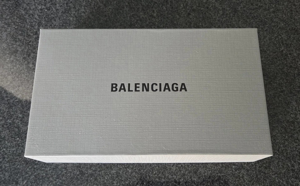 Bolso Cartera Balenciaga Hello Kitty Triple Plegable con Correa de Cadena Blanco Foto 2 de 4