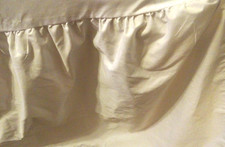 EUC WHITE COTTON/POLYESTER BLEND TWIN-SIZE DUST RUFFLE / BEDSKIRT 17-INCH DROP
