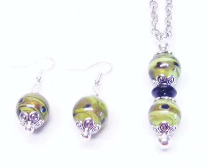Juego de collar y pendientes colgantes con cuentas de vidrio forrado con papel de aluminio remolino verde/negro/marrón Foto 3 de 4