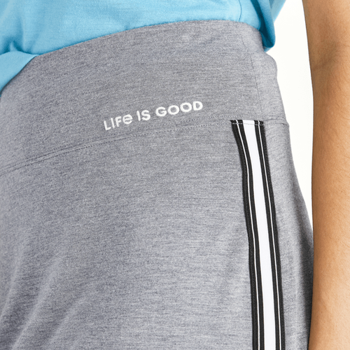 Gonna donna nuova con etichette (SNUG FIT) Life Is Good Supreme misto grigio ~21" lunghezza - Foto 3 di 4