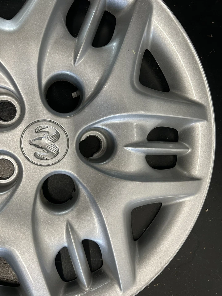Cubierta de rueda tapacubos Dodge Caravan 2001-2005 15" OEM. 04766971AA Foto 3 de 4