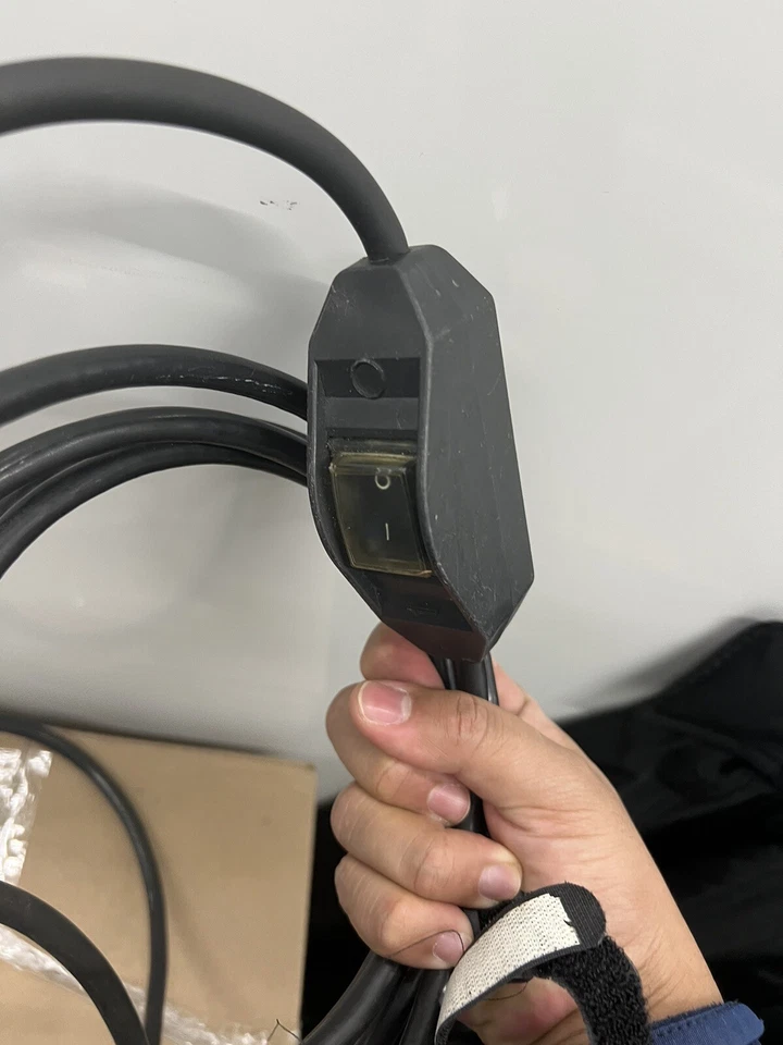 Arri 300W Fresnel with Barndoors and Bulb - Image 3 of 4