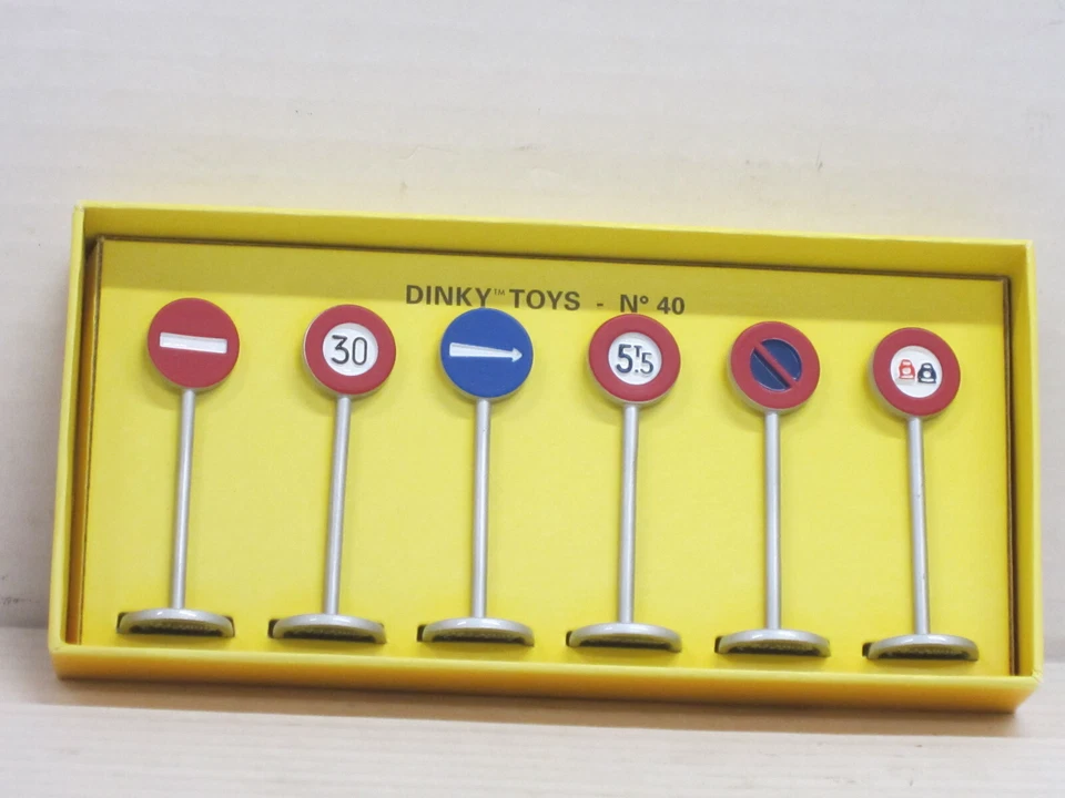 6 Verkehrszeichen Stadt / Ville mehrfarbig Box Dinky 40 / Atlas ca. 1:50