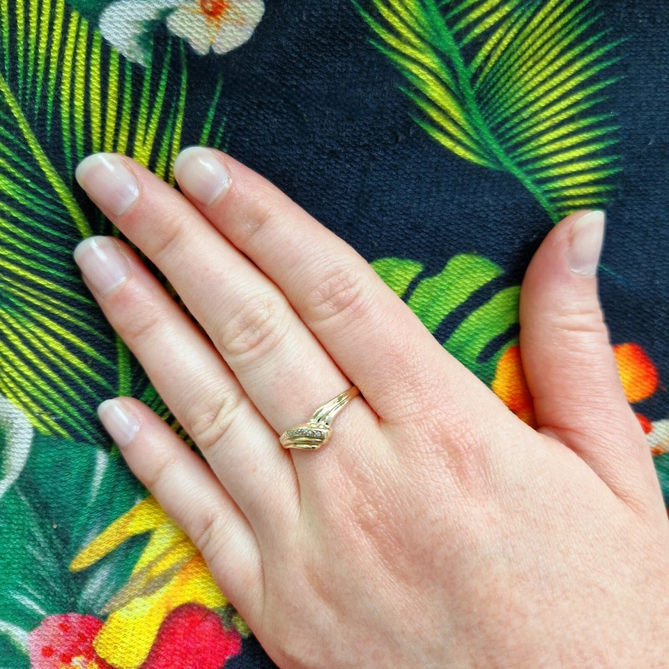 9ct Gold Diamond Ring Twisted Style V Shaped Size O 1/2 Hallmarked 1.7g - Image 3 of 4