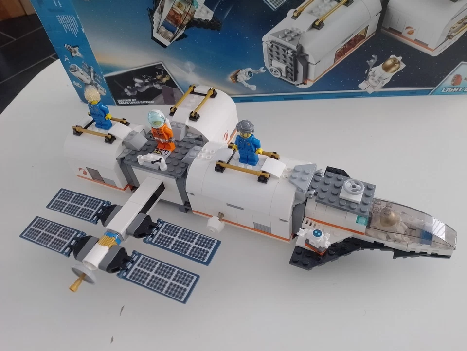 LEGO City 60227 Lunar Space Station, photo 2 sur 5