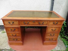 ANTIQUE STYLE LEATHER TOP YEW TWIN PEDESTAL KNEE HOLE WRITING DESK+ WORKING KEY.