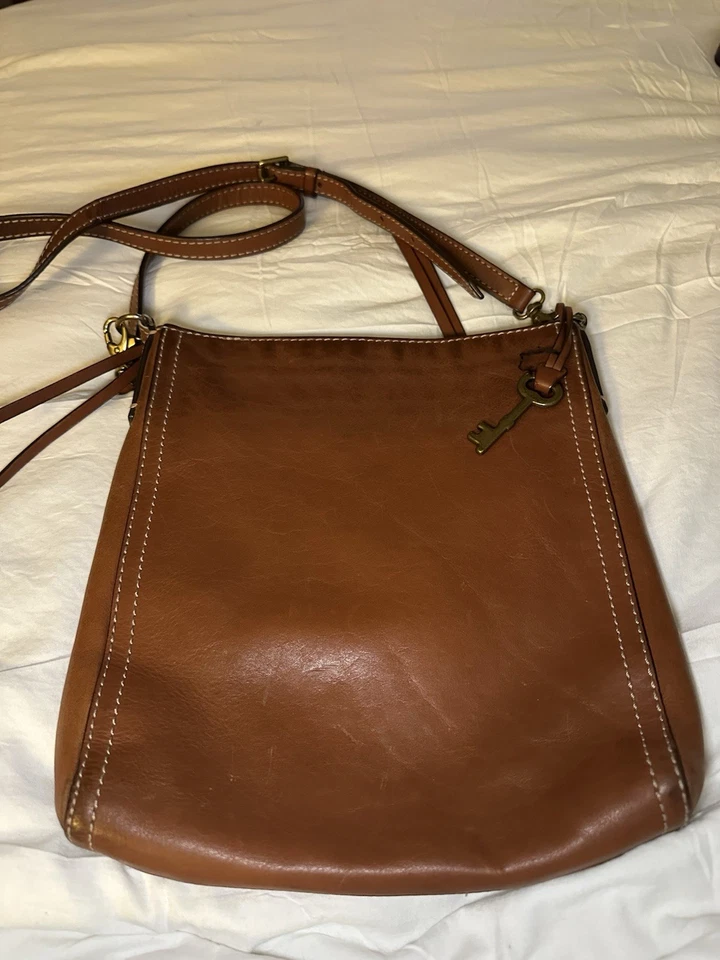 Bandolera de hombro Fossil mediana de cuero marrón con cierre de cremallera Foto 2 de 4