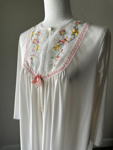 Vintage Women's Sears Carriage Court Night Gown White Size 32-34 w/ Embroidery