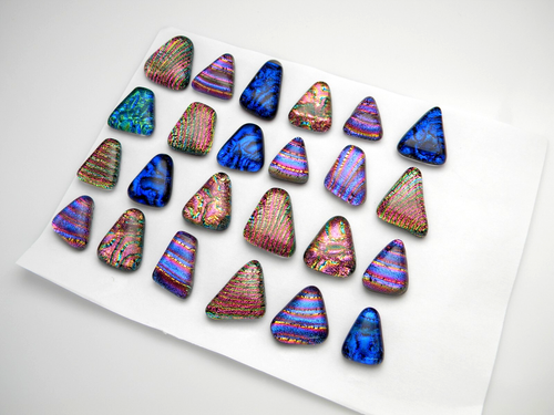 IIREGULAR SHAPES Lot of 24 pcs HANDMADE DICHROIC FUSED GLASS (BJ12) MOSAICS - Picture 3 of 4