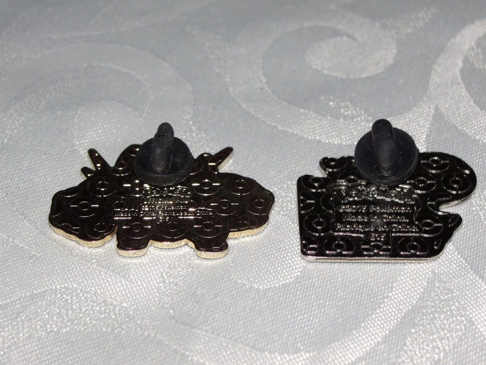 Juego de 2 prendedores coleccionistas Pokémon 2015 Boston Pikachu Pirate & MEGA Swampert Foto 2 de 2