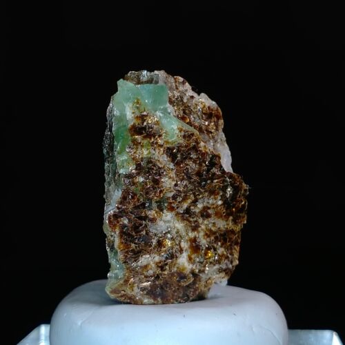 Beryl var Emerald in Biotite Mica Schist natural raw mineral specimen 50.5ct - Bild 2 von 7