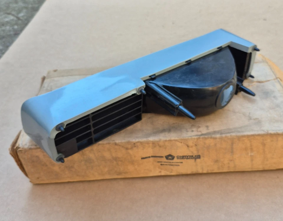 1974 Plymouth Gran Fury Coupe Sedan NOS MoPar Left PARK & TURN SIGNAL LAMP - Image 4 of 4