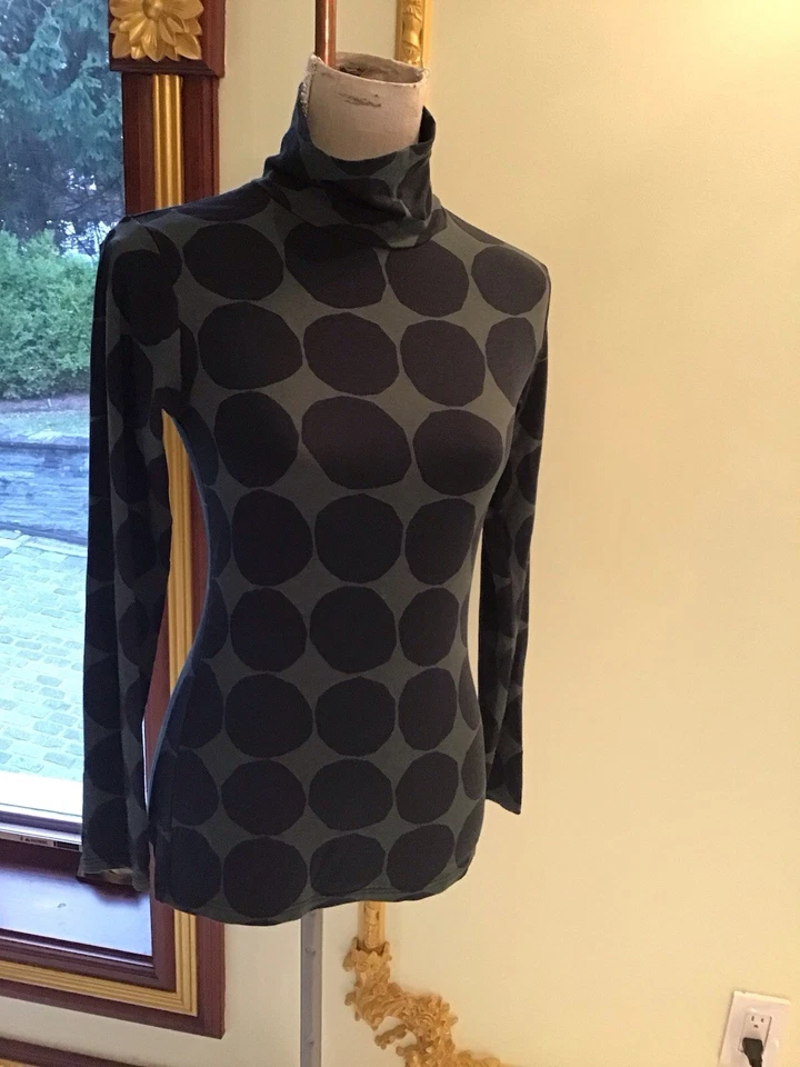 Camiseta Uniqlo HEATTECH Cuello Alto Manga Larga Talla Mediana Negra/Oliva Foto 3 de 4