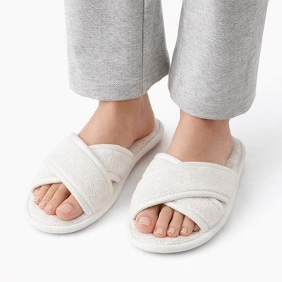 Size M La Vie En Rose Women's White Plush Cross Strap Slippers House Shoes