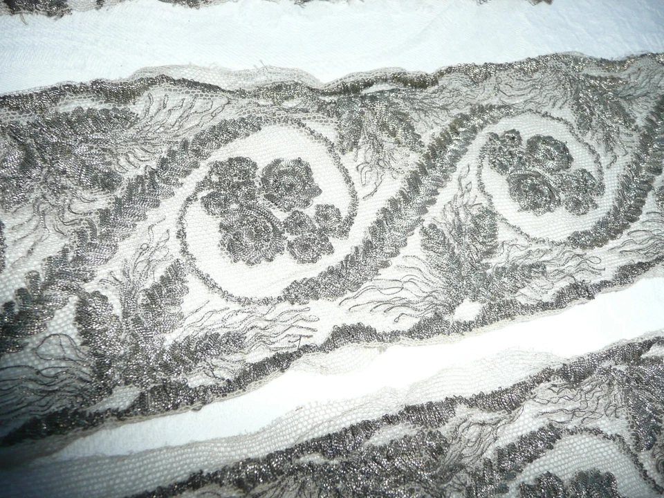 éléments de col ancien et ses manches en dentelle et fil métallique argenté - Photo 3/4