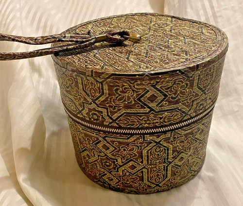 Vintage Mod MCM Hat Wig Box Case Round Zip Fleur De Lis Handle Luggage Storage - Picture 2 of 6