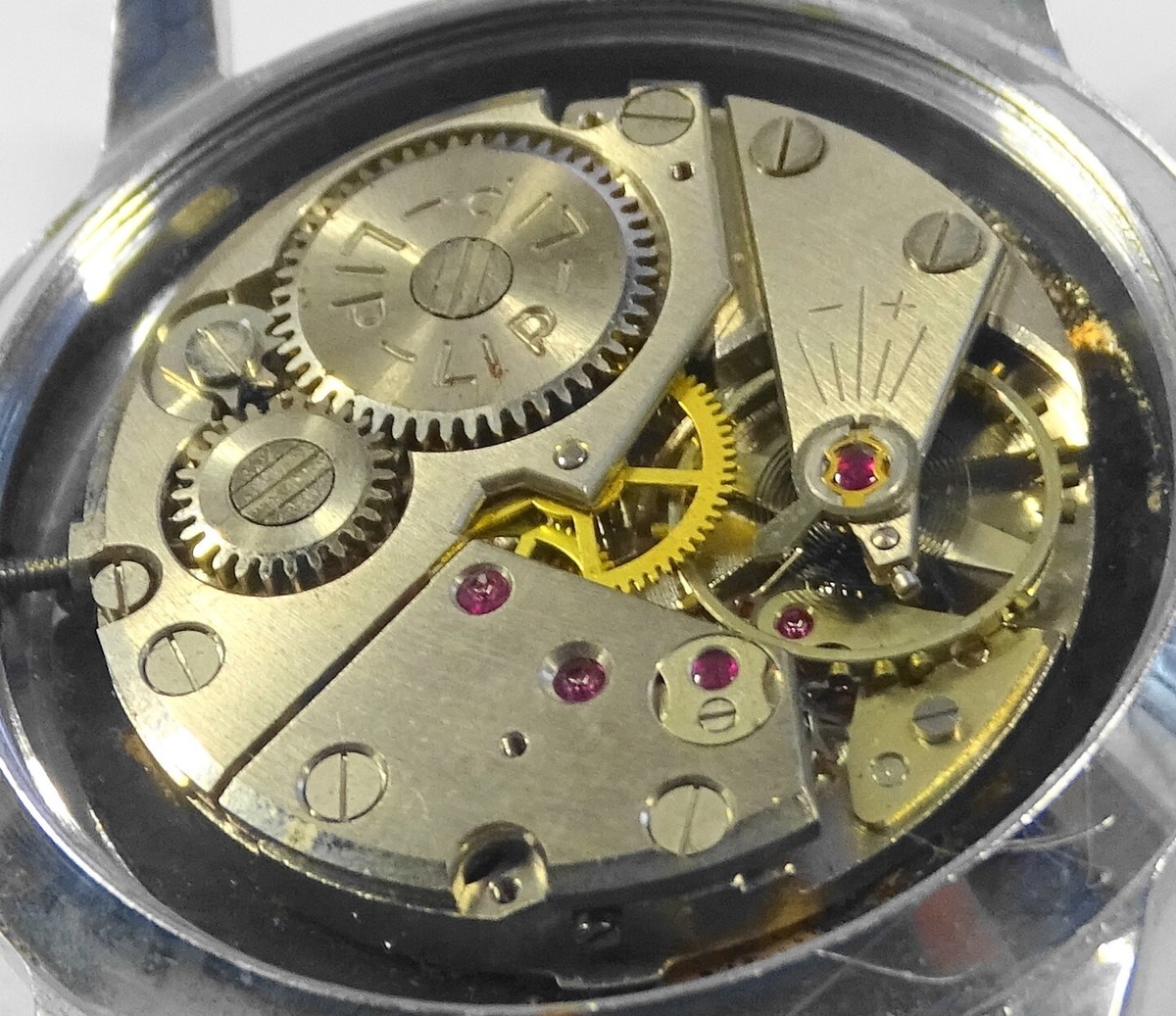 Cristal Saphir Bleu Très Foncé dans Matrix Non traité / non chauffé 712