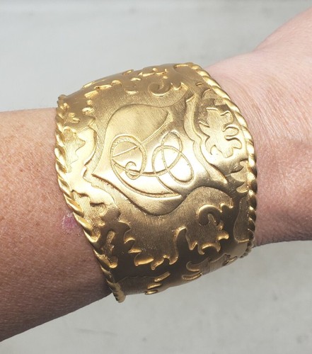 Pulsera Vintage VALENTINO Garavani con Monograma Cresta Puño Enchapado en Oro Firmado - Imagen 6 de 9