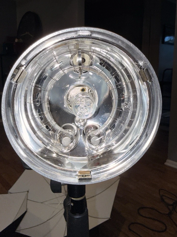 Комплект из 2 воздушных ламп Profoto D1 500 с зонтиками, подставками и кабелями — идеальное состояние товара - Изображение 4 из 4