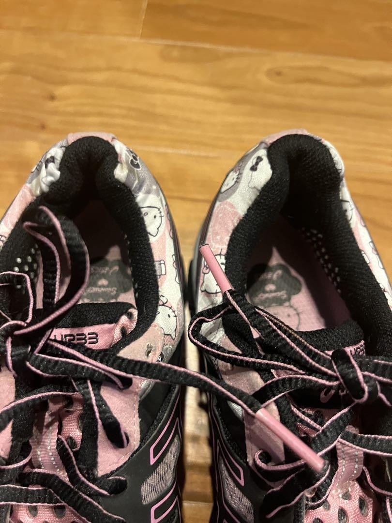 ASICS GEL-BLUR33 ハローキティ柄 黒/ピンク 24.5センチ asics - ASICS GEL-BLUR33 ハローキティ柄 黒/ピンク 24.5センチ