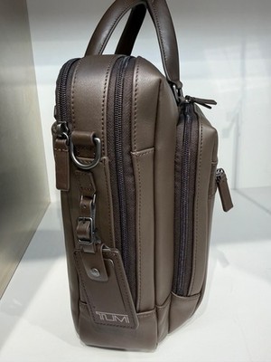 【TUMI】Oakfield Large Brief ビジネスバッグ 正規品 NEW Tumi OAKFIELD 100% Leather 15.5” Large Laptop Briefcase - JAVA
