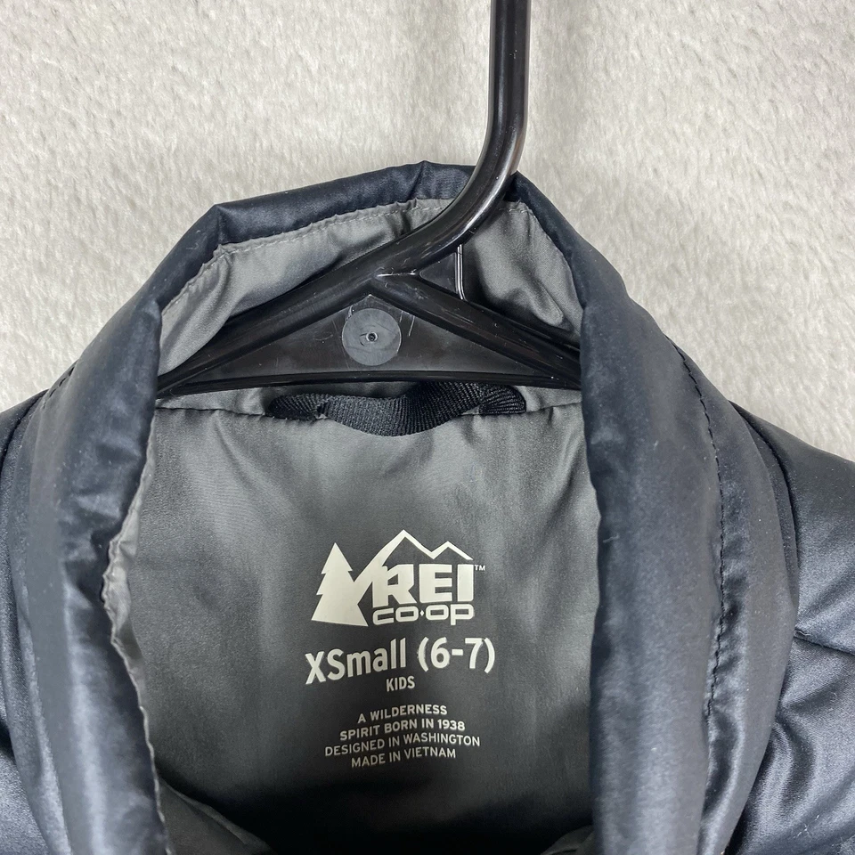REI Co-op Kids 650 鹅绒松饼背心 XS (6-7) 黑色可打包保暖口袋 — 第 3/4 张图片