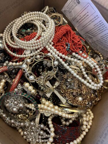 Lot de bijoux 23,6 LBS VINTAGE broche moderne boucles d'oreilles chaînes collier bagues montre - Photo 1/9