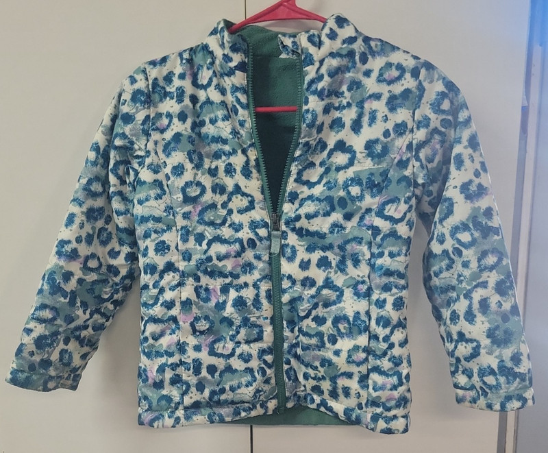 Young girls lightweight zip-up jacket. Brand unknown. blue/white Size S 6/6X