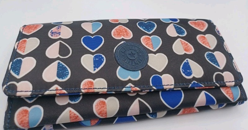 Kipling Women's Wallet Heart Design Trifold Cards ID Snap Closure MINT