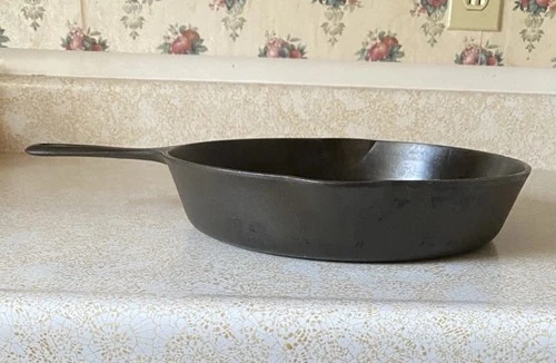 Vintage #9 Griswold Cast Iron Skillet Large Logo Erie Pa. USA  710 B