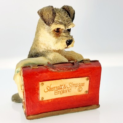 Atemberaubender handgefertigter Terrier Hund mit Koffer von Sherratt Simpson signiert B.S