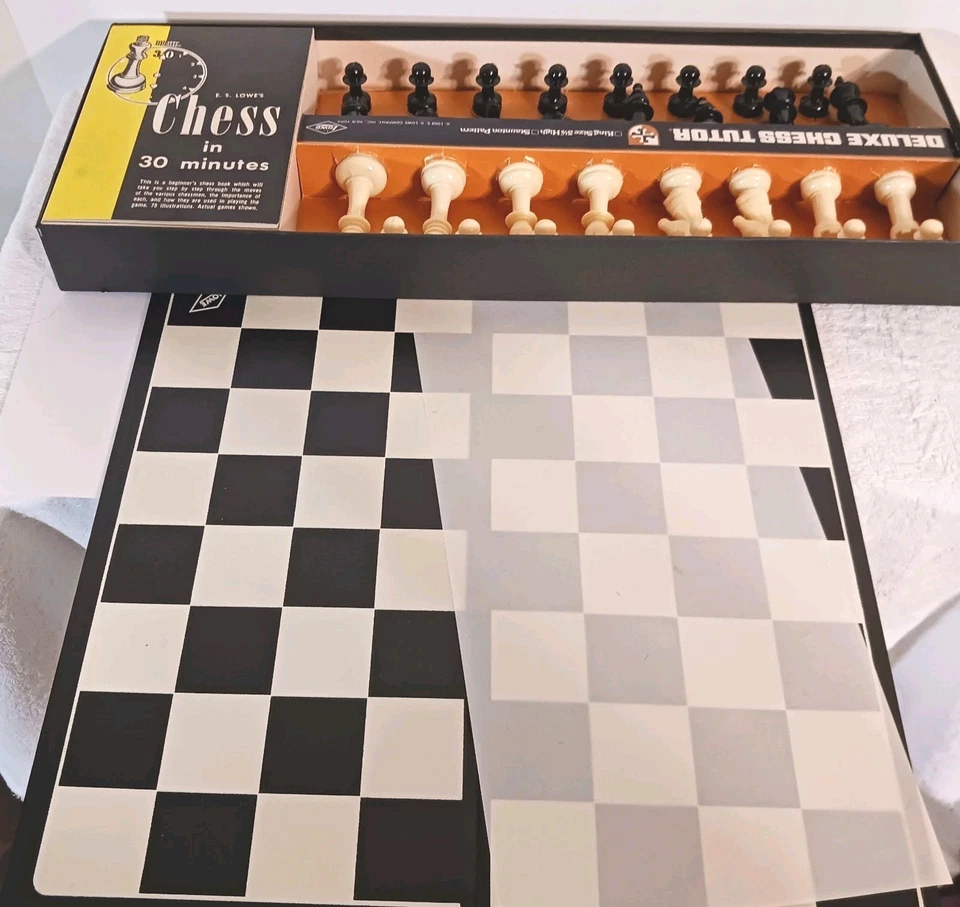 Lowe "Tutor de Ajedrez de Lujo" Blanco y Negro Piezas de Ajedrez y Tablero Caja Original De Colección Foto 3 de 4