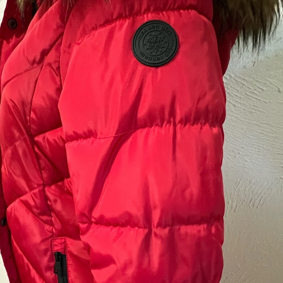 Madden Girl Junior ribete de piel sintética con capucha roja Foto 3 de 3