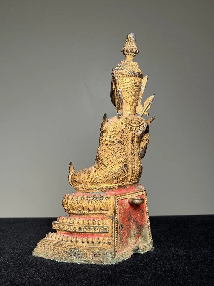 Deslumbrante Buda Sentado Rattanakosin Bronze Dourado. Tailândia. Cerca de 1800. 7 pol. de altura - Imagem 4 de 4