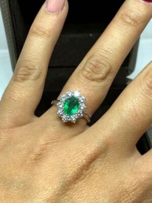VERLOBUNGSRING AUS 18 KT WEISSGOLD TIT. 750 MIT SMARAGD UND BRILLANTEN.