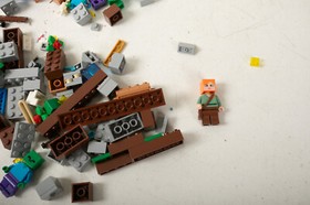 Lego Minecraft (A2R) 21123 The Iron Golem (JSF6) Over 200Pcs Parts Incomplete