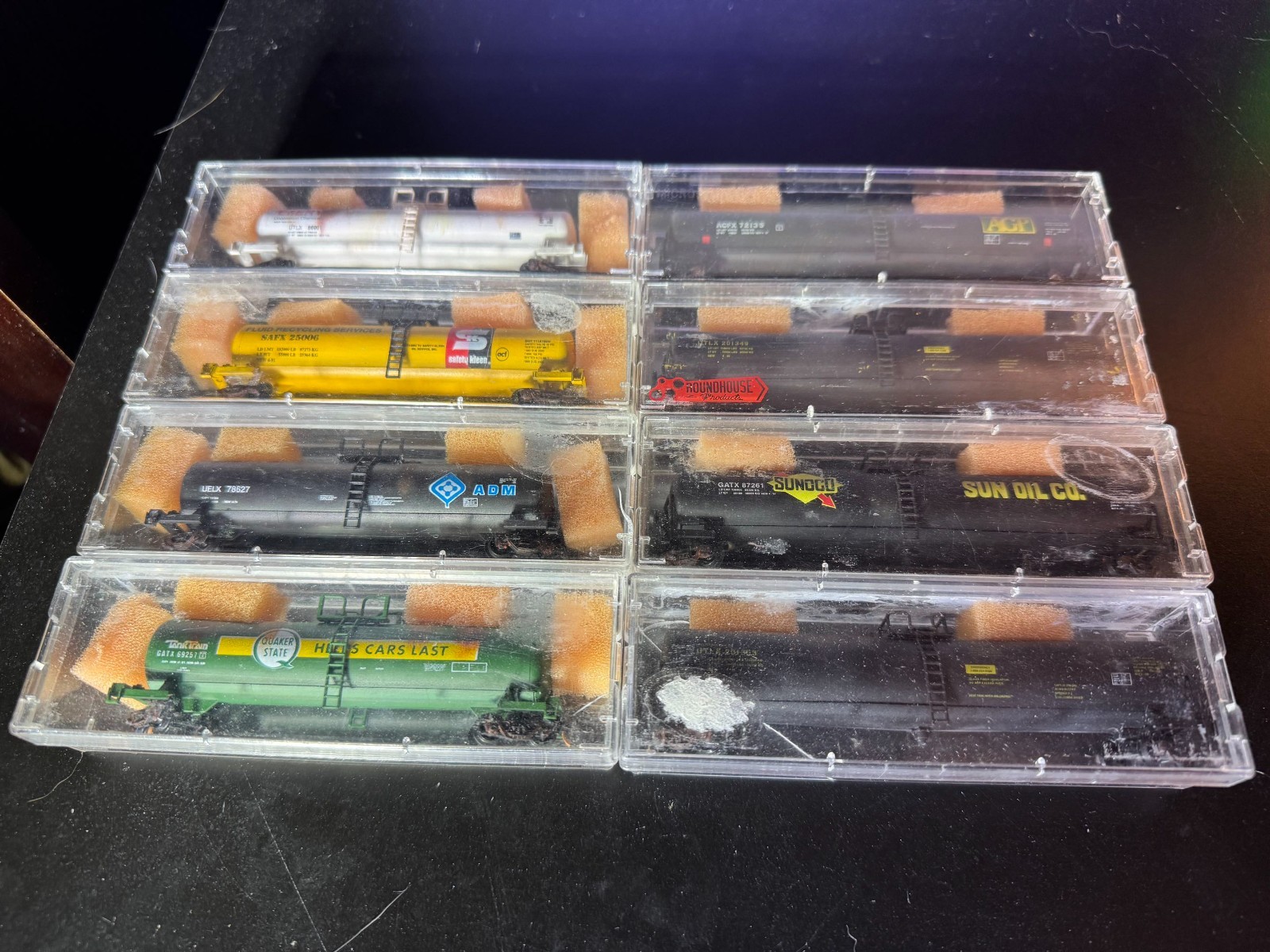 N Scale lot of 8 Roundhouse weathered tank cars, MTL couplers