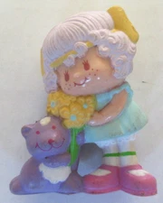 VINTAGE 1982 KENNER STRAWBERRY SHORTCAKE MINIATURE ANGEL CAKE & SOUFFLE FIGURE