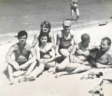 Shirtless guys beach girls in swimsuit bare feet heels naked torso Vintage Photo